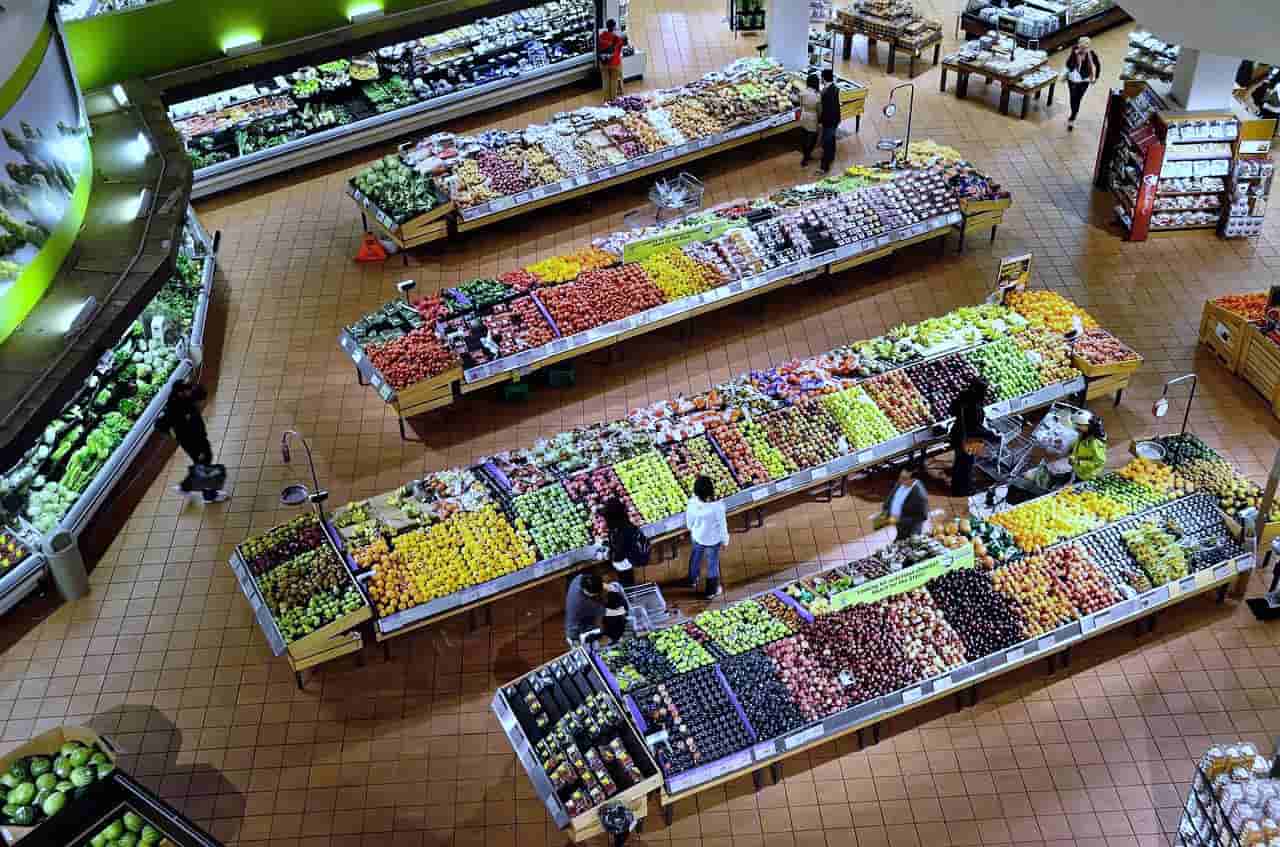 Vegetales frescos en supermercado